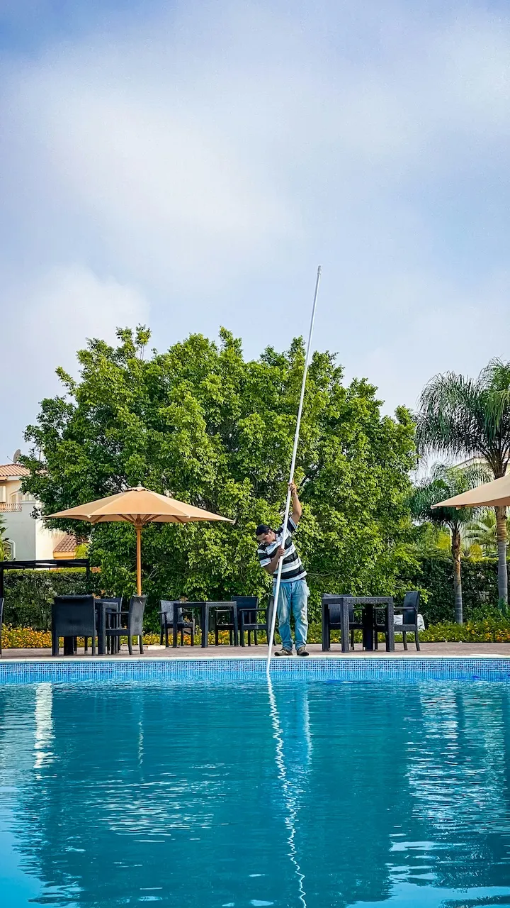 SpotlessView Services - Poolreinigung